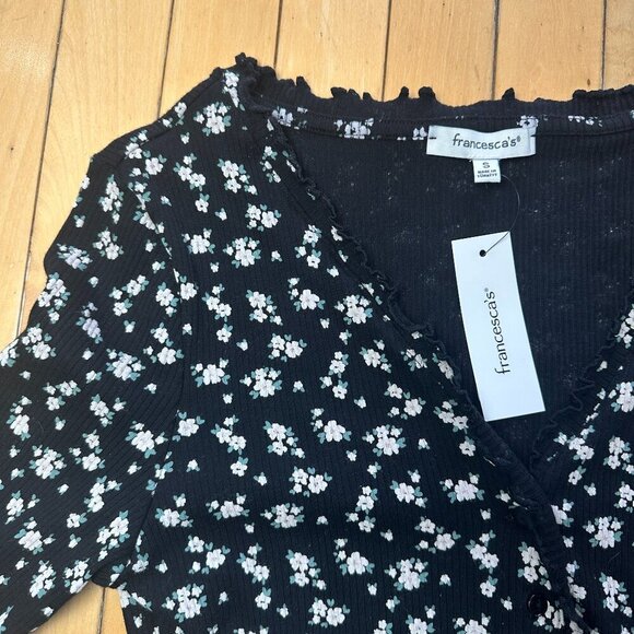 NWT Francesca's Cropped Lettuce Edged Ribbed Floral Button Front Top Size Small - Picture 3 of 11